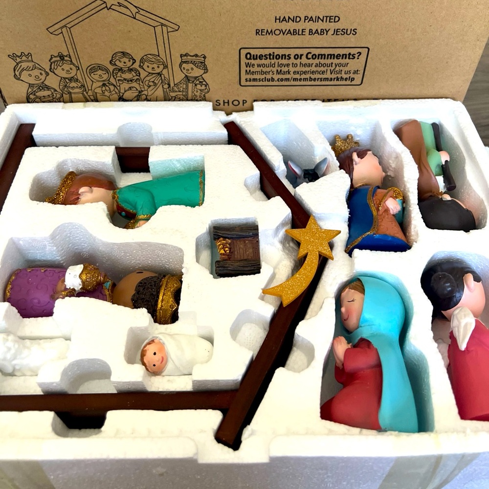 Hand-Painted Nativity Set MEMBER'S MARK 11-pieces Figurines Crèche Original Box